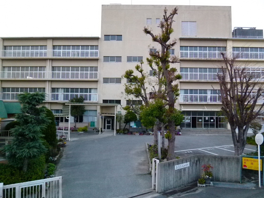 Junior high school. Takarazuka City Minamihibarigaoka 1174m until junior high school (junior high school)
