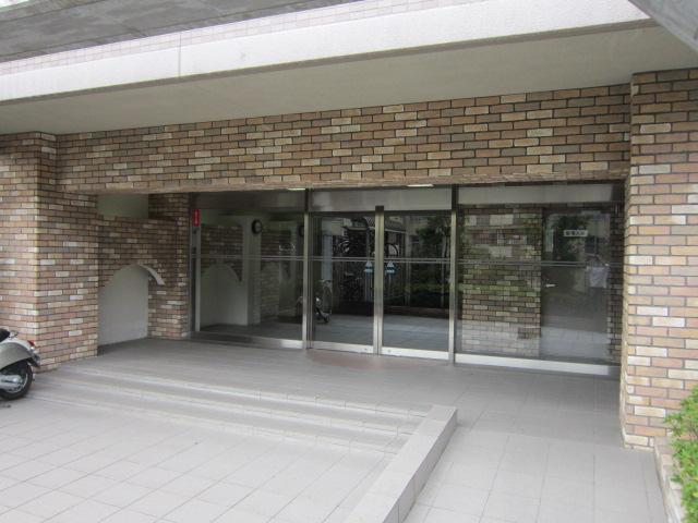 Entrance. Common areas