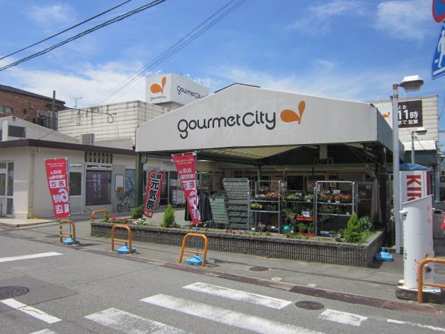 Supermarket. 400m until Gourmet City Kobayashi shop