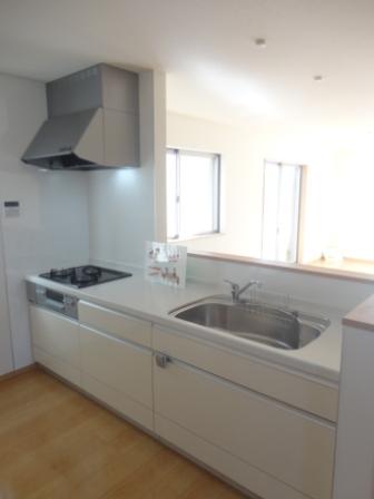 Kitchen. Indoor (2013 September) shooting (A No. land) the color of the kitchen depends on each item of land.