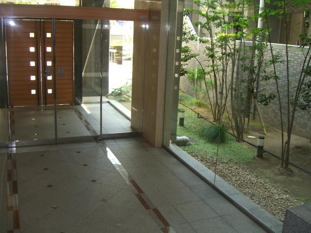 Entrance. Common areas