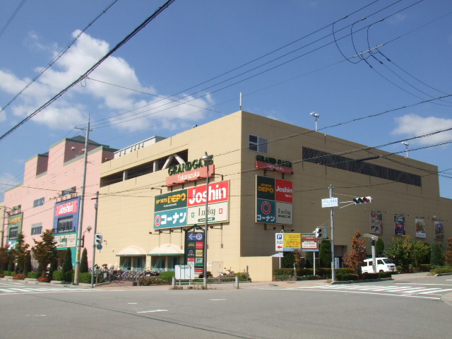 Shopping centre. 1500m to the ground gate (shopping center)