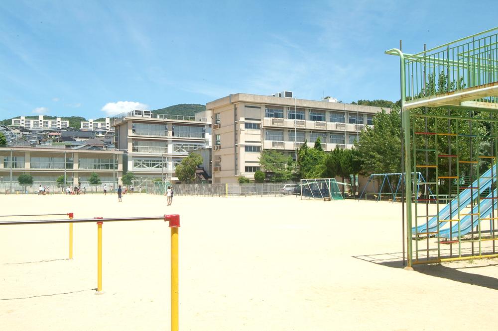 Primary school. 500m to Takarazuka Municipal Mefu Elementary School