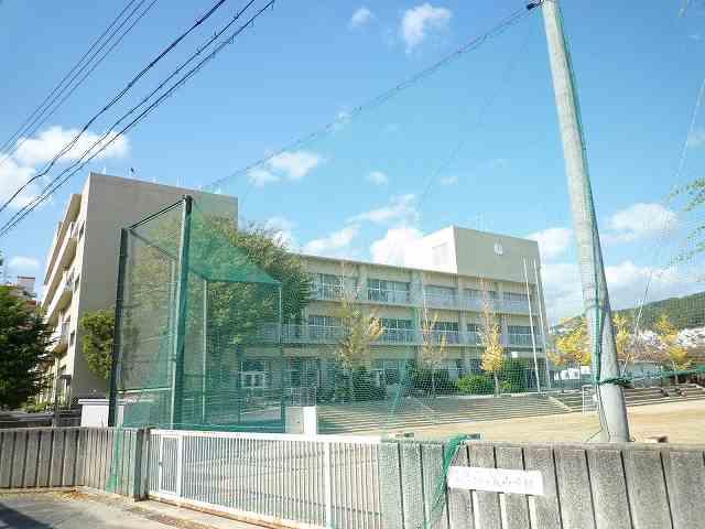 Junior high school. Takarazuka Municipal Minamihibarigaoka until junior high school 764m