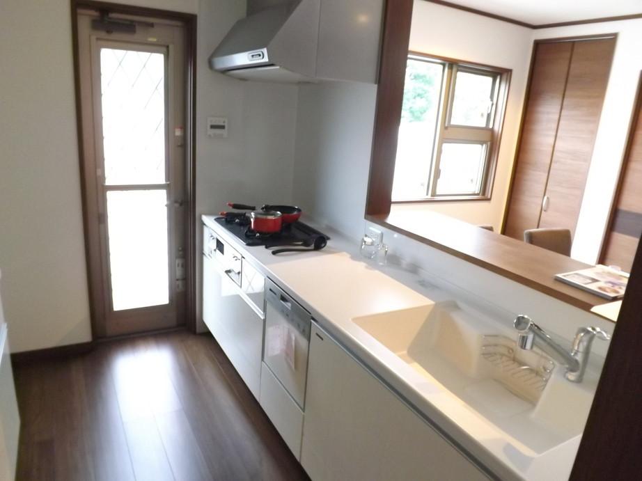 Kitchen. Local photo (kitchen) Slide storage! Water purifier with shower!