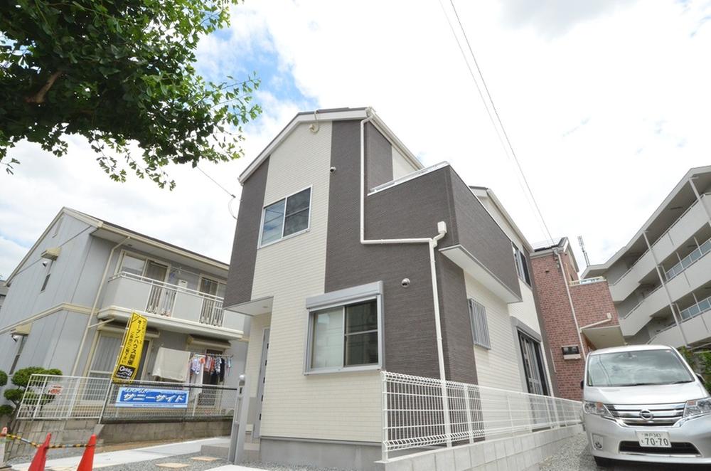 Local appearance photo. Balcony dries may laundry because it faces the south side. 