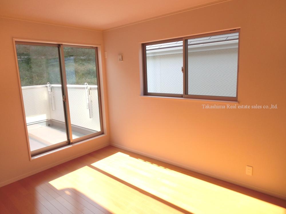 Non-living room. There is a large balcony is a good Western-style of the day on the south-facing.