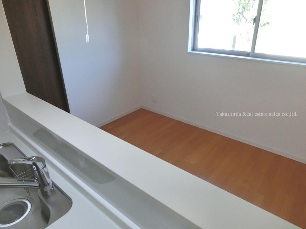 Living. There is a dining room to the kitchen face-to-face part.