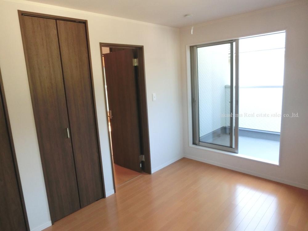 Non-living room. Balcony south, There north and place 2.