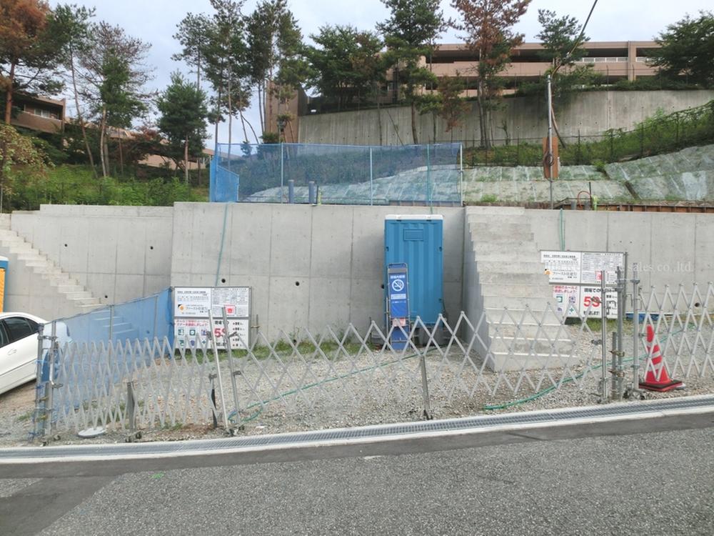 Parking lot. Garage two available parking in parallel (photograph is the one of the building before shooting)