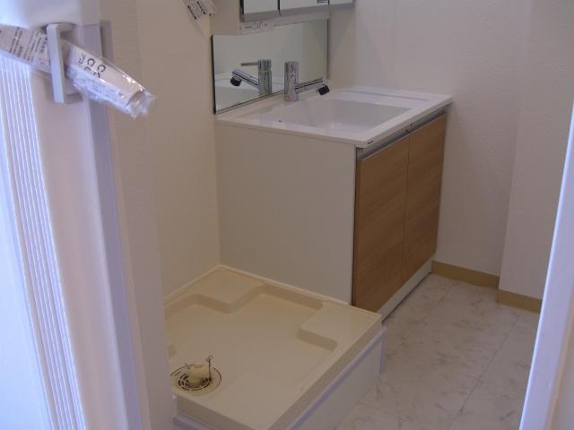 Wash basin, toilet. Indoor (11 May 2013) Shooting