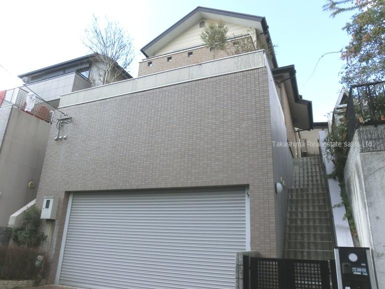 Local appearance photo. Heisei 16 years Built in beautiful house. Since it located on the south side tiers, Day ・ View is good.