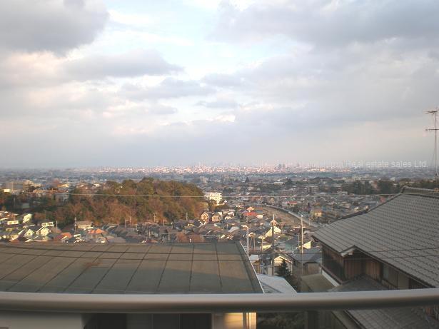 View photos from the dwelling unit. There is a view of the panoramic views of the Osaka Plain.