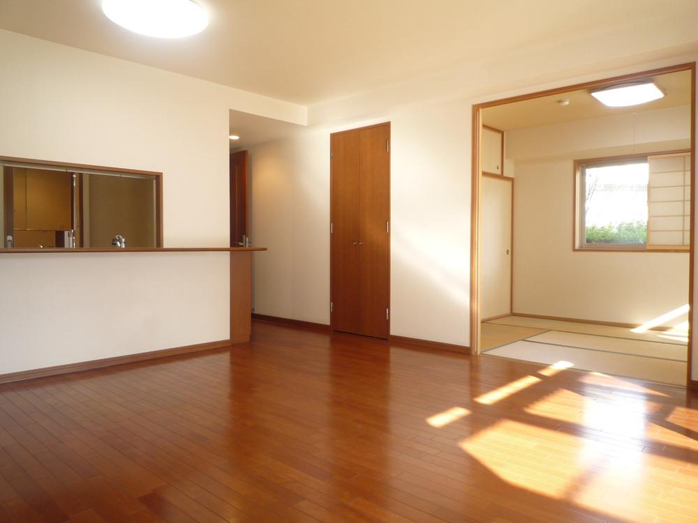 Living. It has become a Japanese-style room and Tsuzukiai, Ventilation is also good for the corner room.