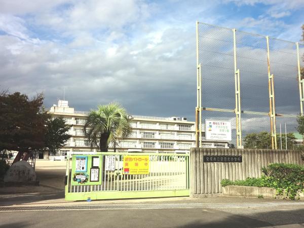 Primary school. Up to elementary school 490m Akurakita elementary school