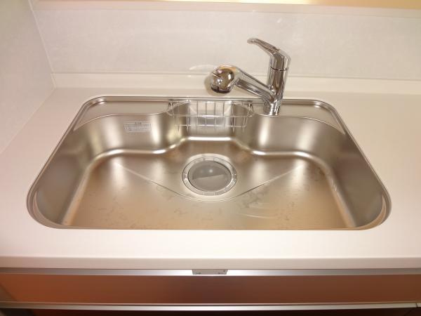 Same specifications photo (kitchen). Equipped with a damping material on the back side of the sink, It is silent type to suppress such as water splashing sound. Convenient hand shower type of faucet to the care of the sink. Also it has built-in water purifier that can be used at any time delicious water immediately. 
