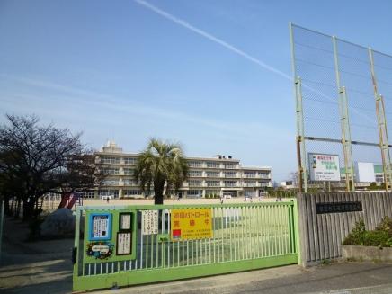 Primary school. Takarazuka Akurakita to elementary school 1100m