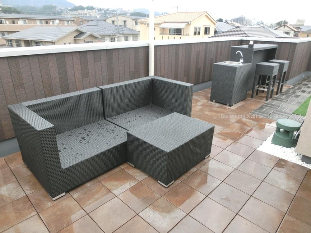 Balcony. It was set up with the bar counter (with faucet) the rain correspondence type furniture on the roof. 