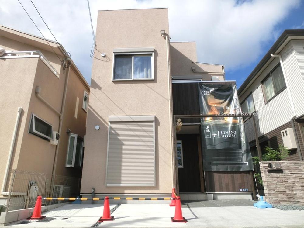 Local appearance photo. It is the location of a 2-minute walk from JR flat Nakayamadera Station. 