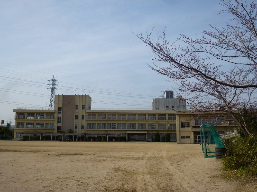 Primary school. Takarazuka City Agra to elementary school (elementary school) 392m