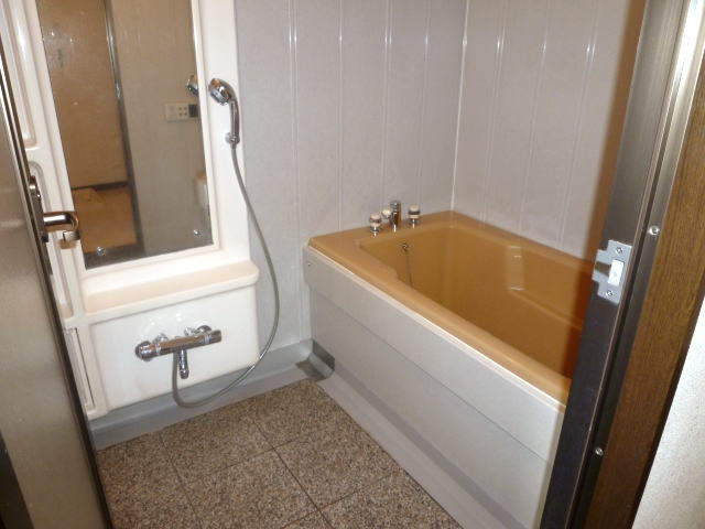 Bath. Spacious bathroom With add-fired function (high temperature Sayu)