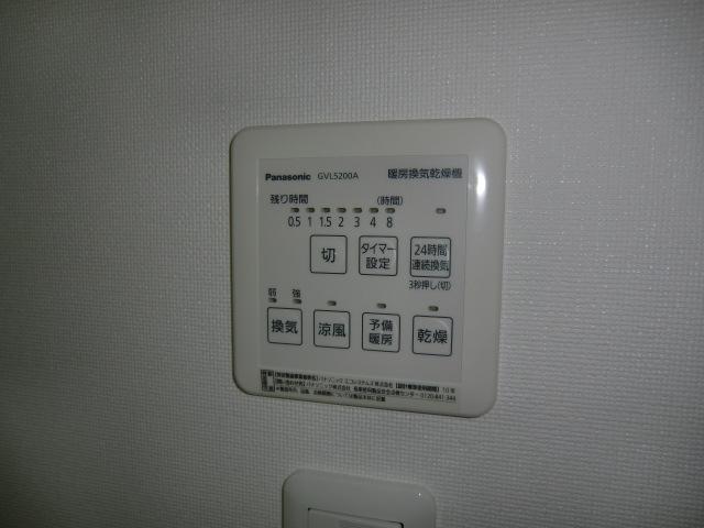 Cooling and heating ・ Air conditioning. Local photo (bathroom heating dryer remote control)