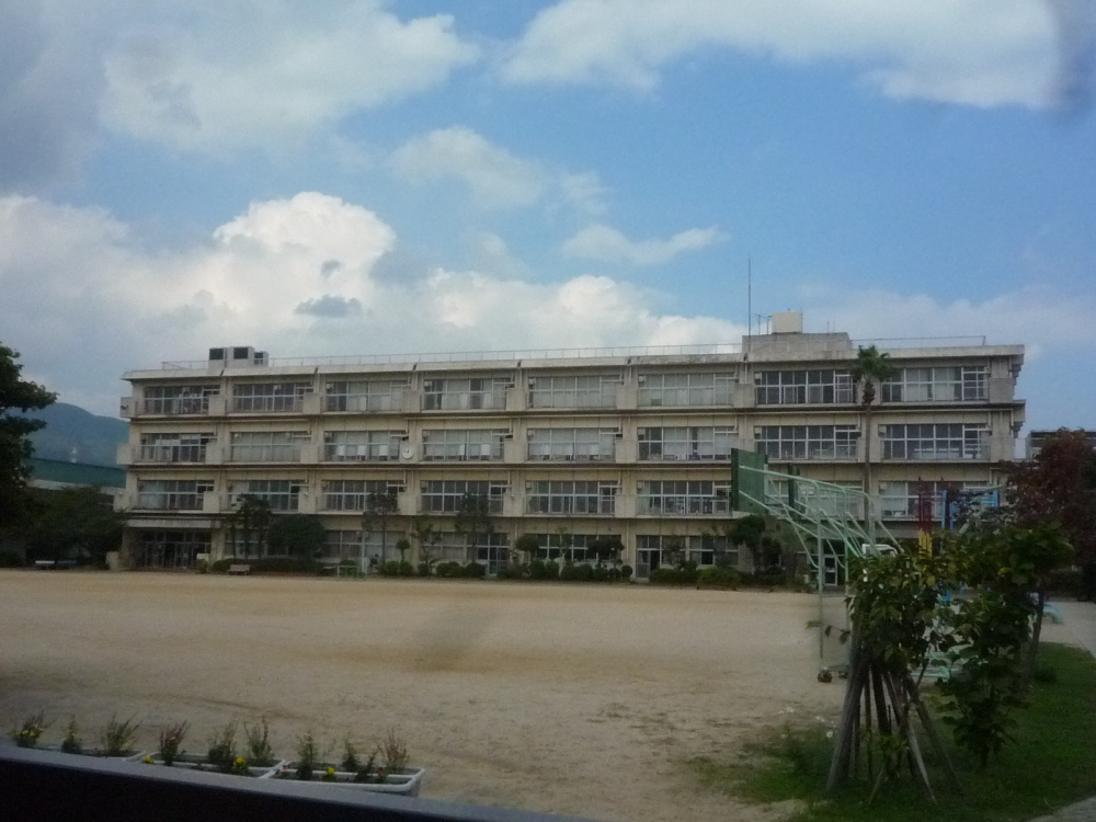 Primary school. Takarazuka City Suehiro 570m up to elementary school (elementary school)