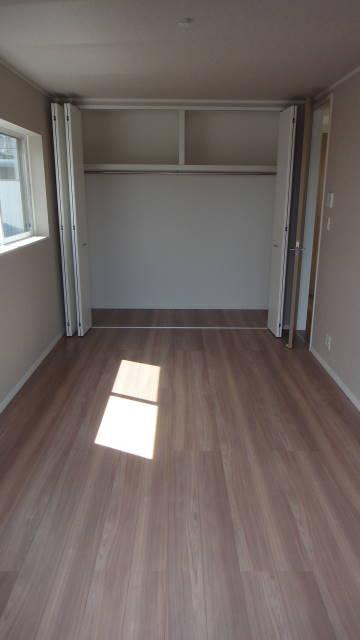 Non-living room. Floor heating standard also installed in the bedroom! 