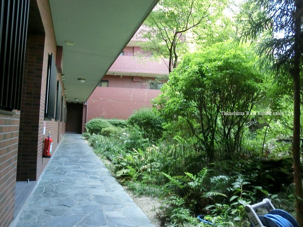 Other common areas. On the first floor of a shared local is cobbled, There taste facing the courtyard of the apartment.