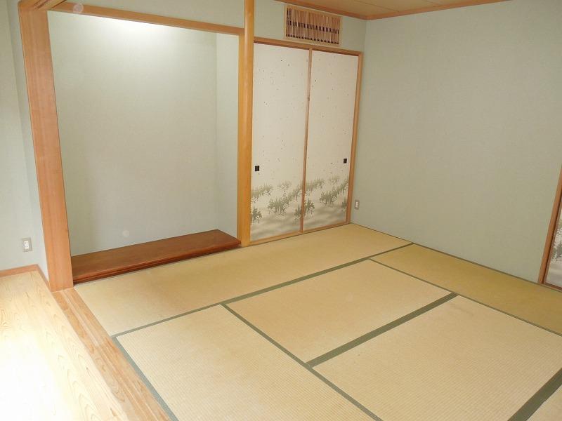 Non-living room. The 8 quires of Japanese-style room, There is a walk-in closet between the plates and 1.1 Pledge