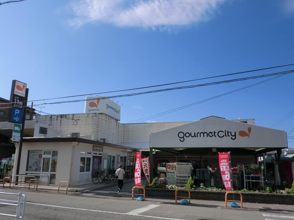 Supermarket. 340m until Gourmet City Kobayashi shop