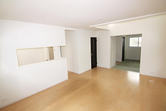 Living. ◆ living ◆ Spacious 17 Pledge of Living, Open preeminent in with vaulted ceiling! Light also enters plenty, Bright living!