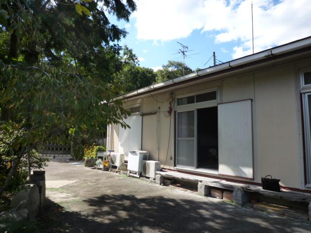 Local appearance photo. The building is equipped with a veranda.