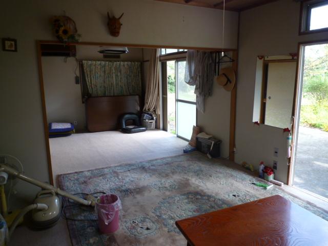 Living. You can use the Japanese-style room 8 tatami mats and a 6-mat of Tsuzukiai as living.