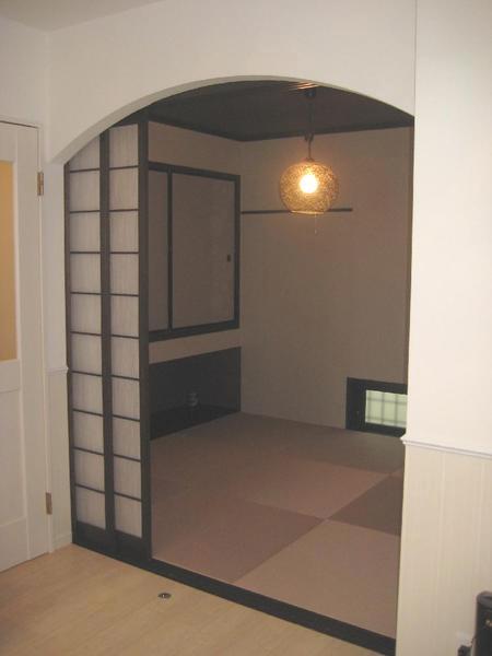 Non-living room. Japanese-style room and living room are adjacent to, It was fashionable at the entrance arch.