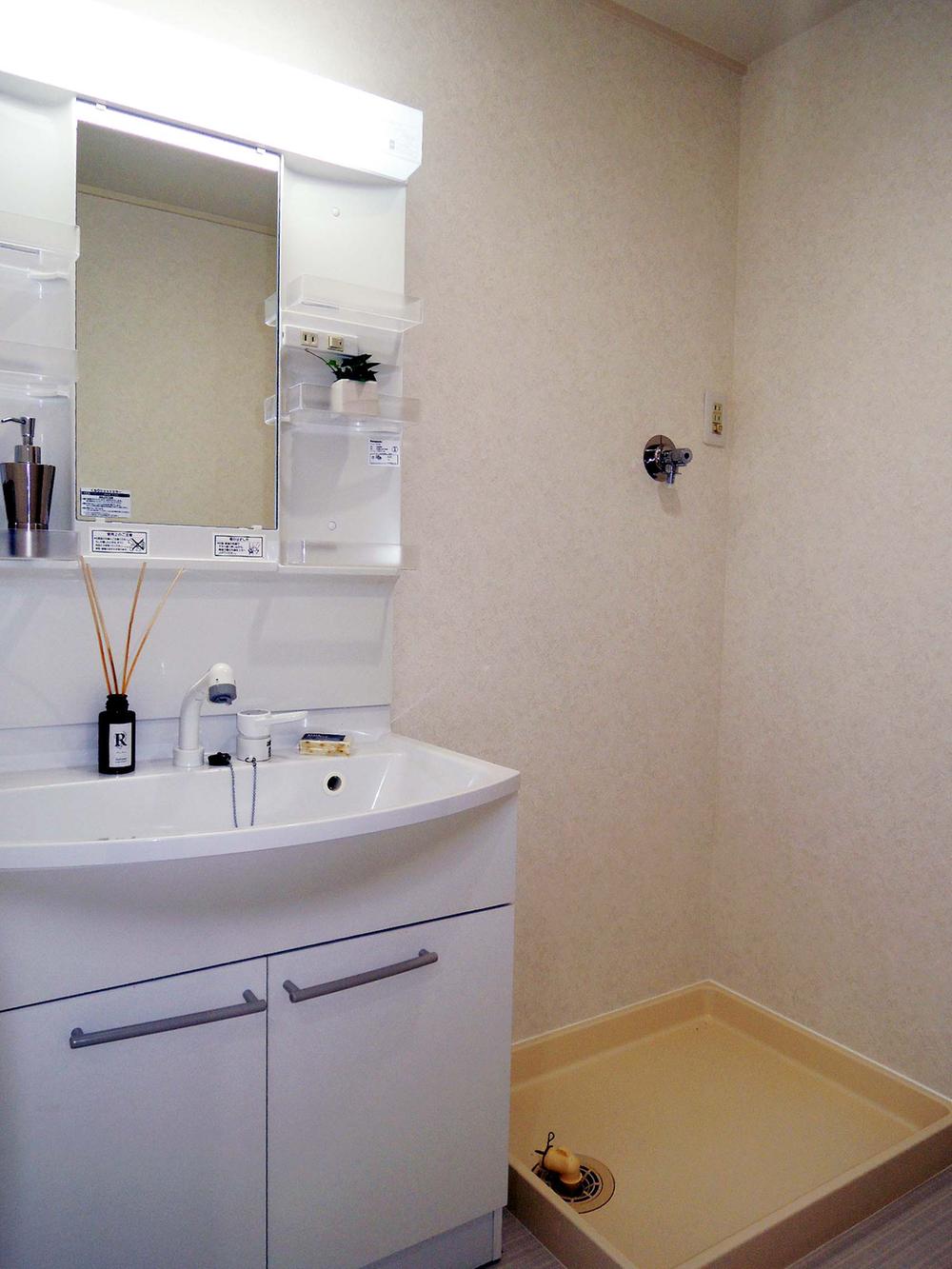 Wash basin, toilet. Indoor shooting