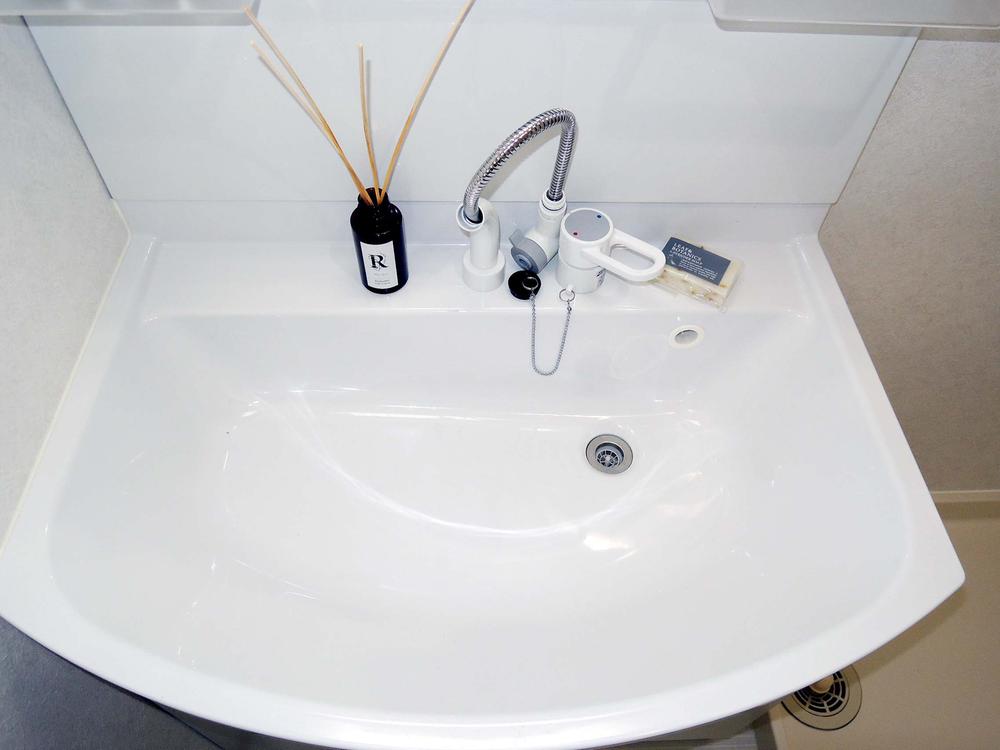 Wash basin, toilet. Indoor shooting