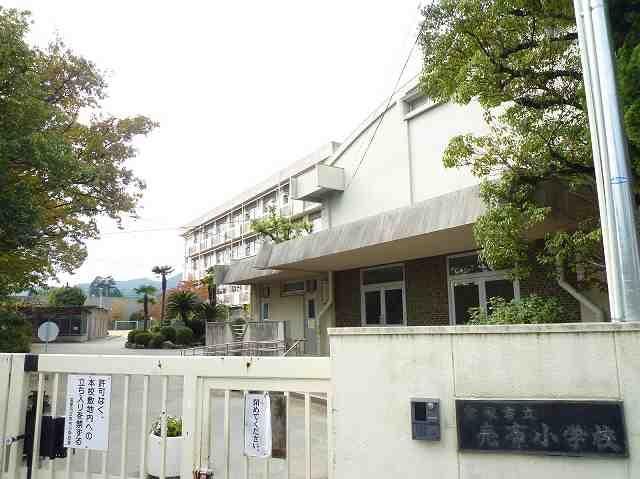 Primary school. Takarazuka Municipal Mefu 800m up to elementary school