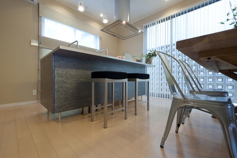 Kitchen. As TOYO kitchen characteristic of, That the feet of the kitchen is missing. Such as by heating to cleanliness and foot in it through which the wind arrives, A commitment Kitchen Studio unique is here.
