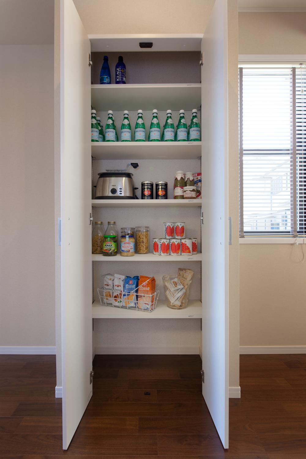 Receipt. There and convenient pantry. It takes an active part in the stock up, such as food and drinks such as rice.