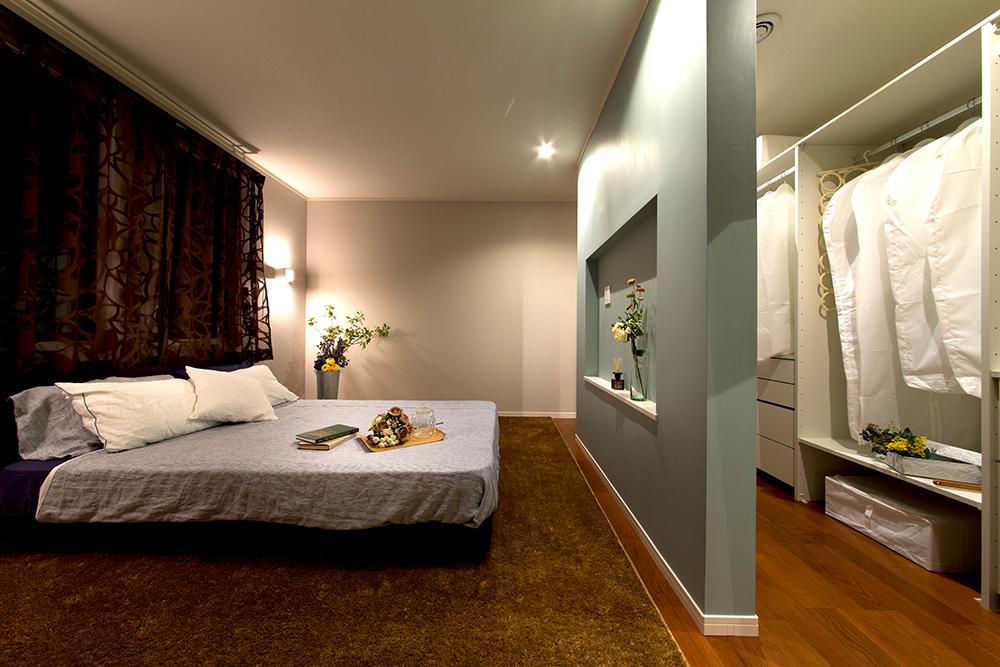 Non-living room. Theater bedroom. Bedtime to time relax watching a movie, etc., Directing the precious time of the husband and wife. Providing an open cloak, It has created a hotel-like space.