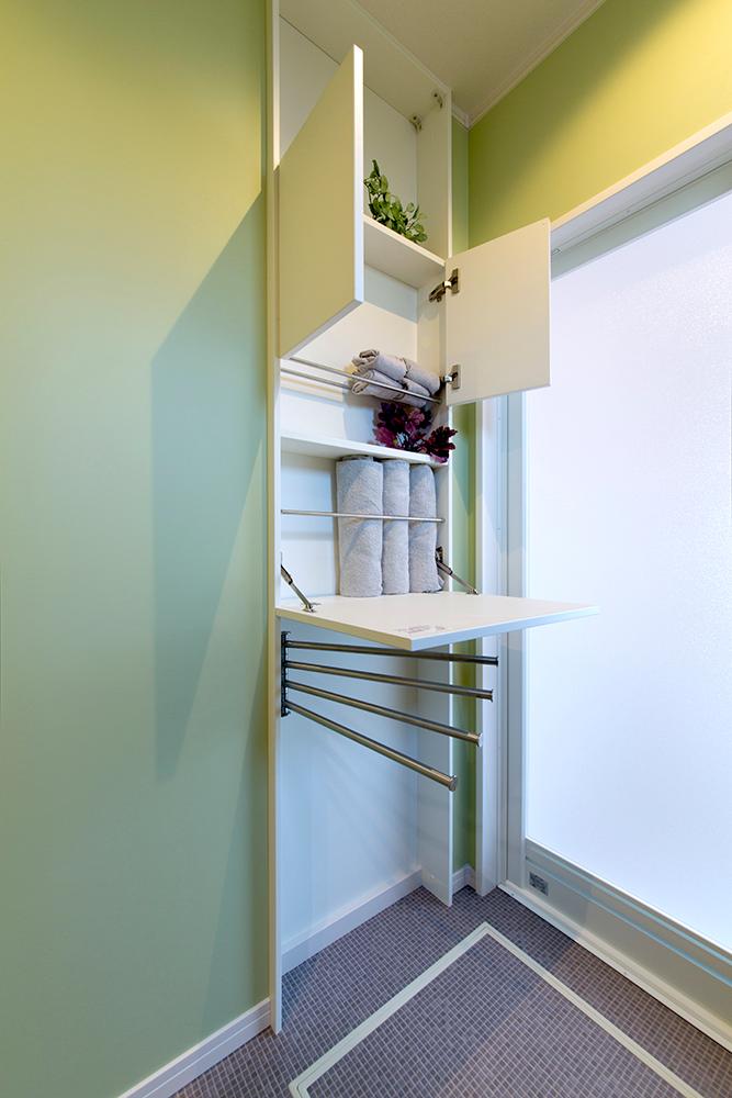 Receipt. Variable storage, which features in the bathroom. How the towels take pull out by the amount necessary to use when bathing. Bath salts, etc. also can be stored, As a temporary storage space for clothes for a change of clothes if defeat the door of the entire.