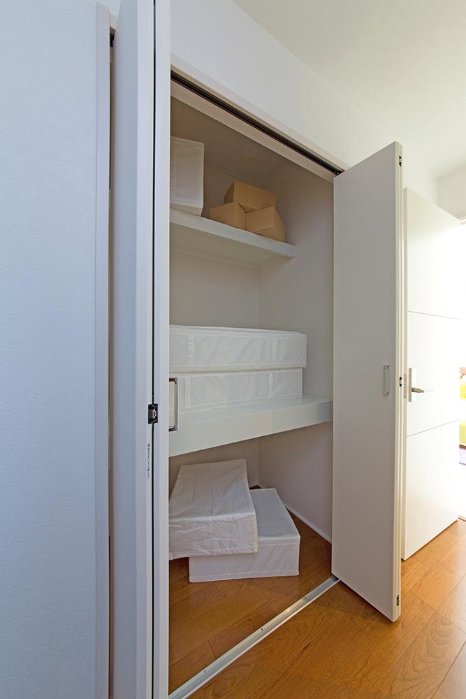 Receipt. Useful also to storage of bedding, Large storage closet sense.
