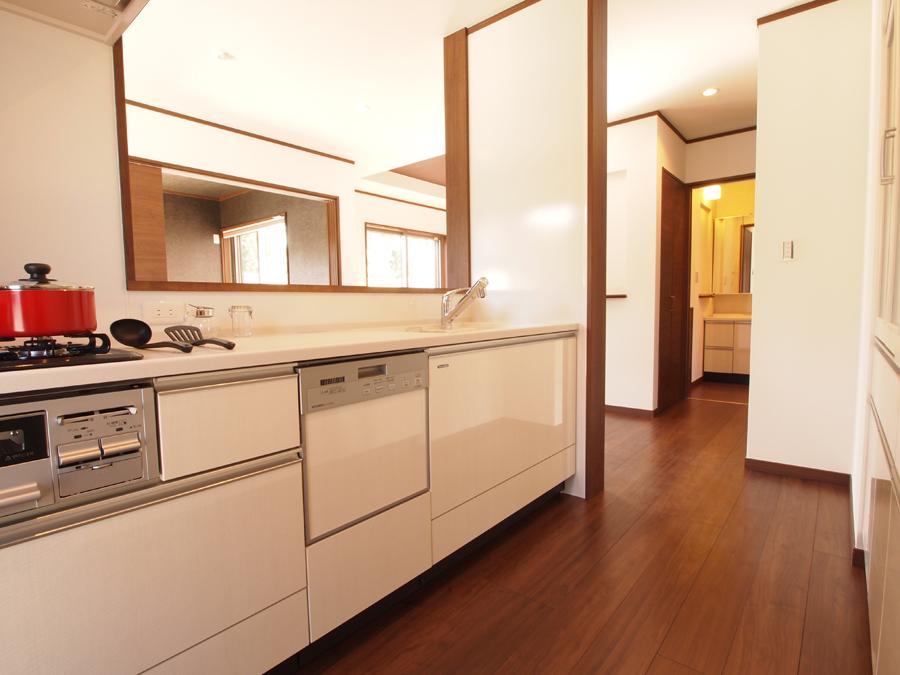 Kitchen. Since the counter kitchen, Family reunion smile full of face-to-face kitchen