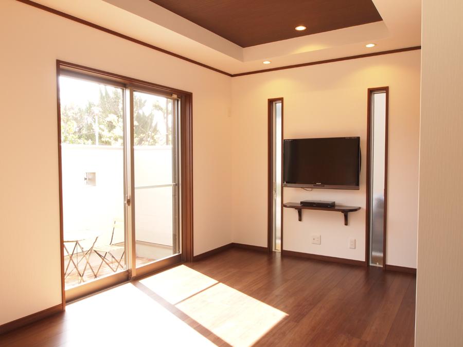 Same specifications photos (living). Guests can enjoy a home theater in a wall-mounted TV. 