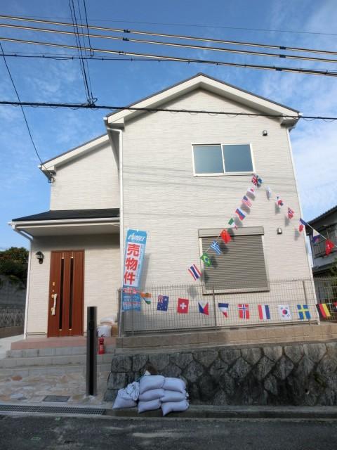 Local appearance photo. Bright, east-west two-sided road, View is outstanding of the house !!