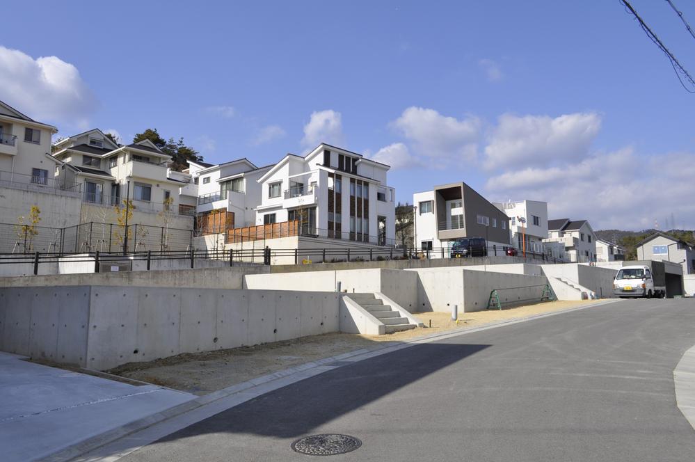 Local land photo. Local that steadily town making advances. Because it is surrounded by a green hill, It looks like it will not be to the rich feeling. Road width also secured more than 6m, Going to be a cityscape building was spacious also been completed (streets, including already-sale)