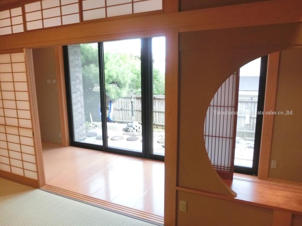 Non-living room. The Hiroen destination spread Japanese garden, It is the appearance that recall the hot spring inn.