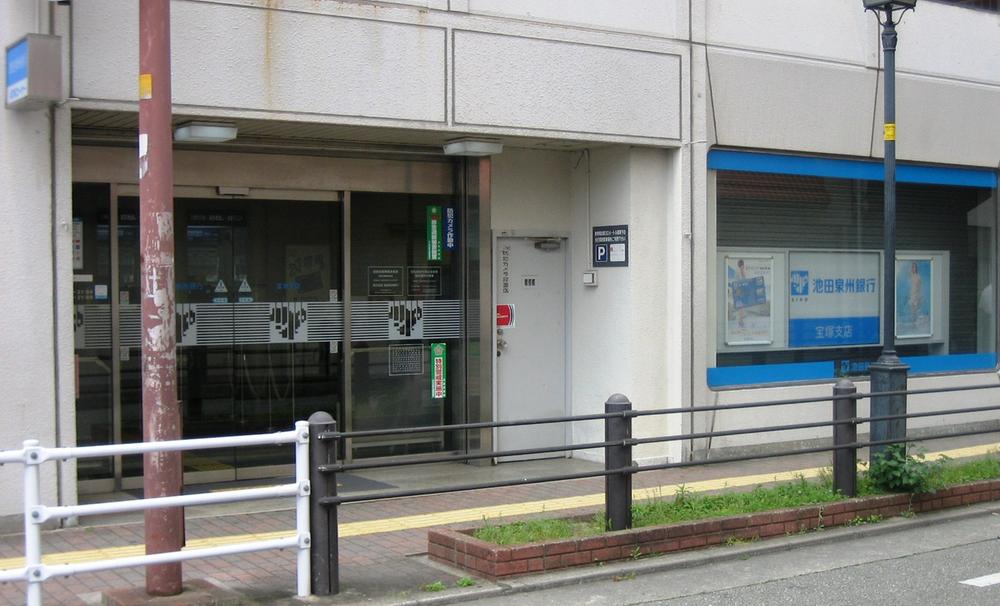 Bank. Ikeda Senshu Bank Takarazuka to the branch 880m