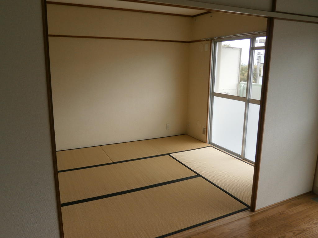 Living and room. 6-mat Japanese-style room between DK and sequels